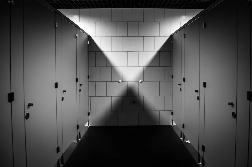 Szafki publiczne z HPL — idealne uzupełnienie ścianek WC